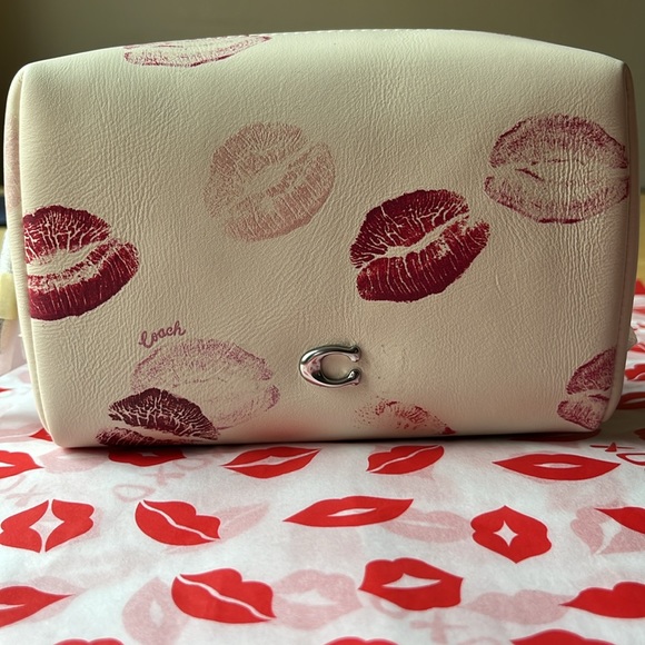 💋❤️💋 COACH COSMETIC POUCH WITH LIP PRINT 💋❤️💋 NWT 💋❤️💋 - Picture 5 of 16